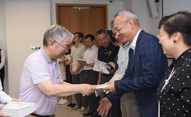陈章武向全体与会嘉宾及师生和校友代表赠书