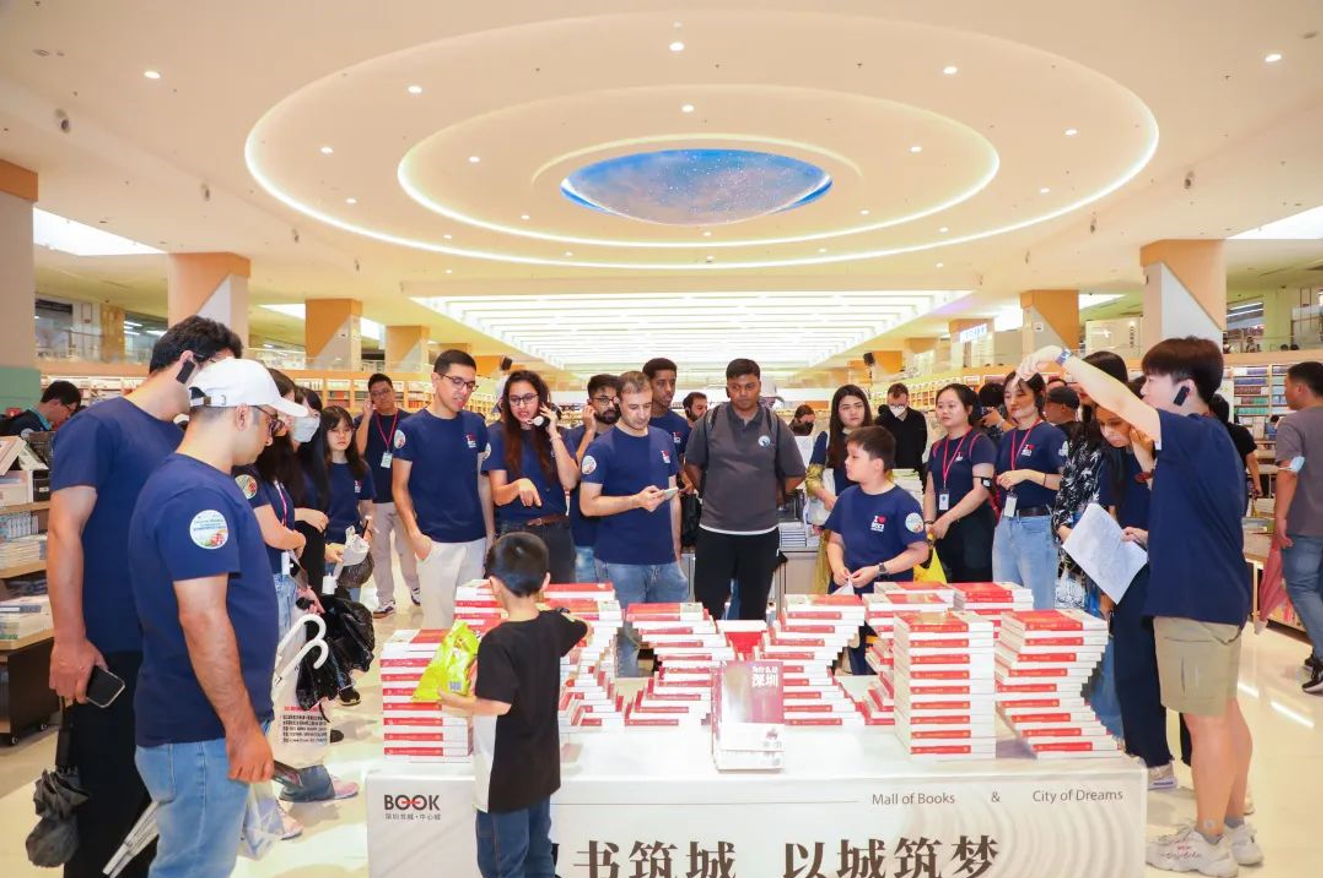 “中外居民观光巴士看深圳”活动开启“清华专线”