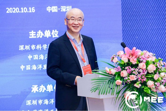 图片包含 人, 女人, 男人, 桌子  描述已自动生成